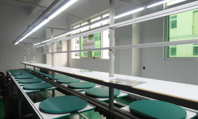 流水線生產(chǎn)廠家說說工作臺與皮帶線的組合使用